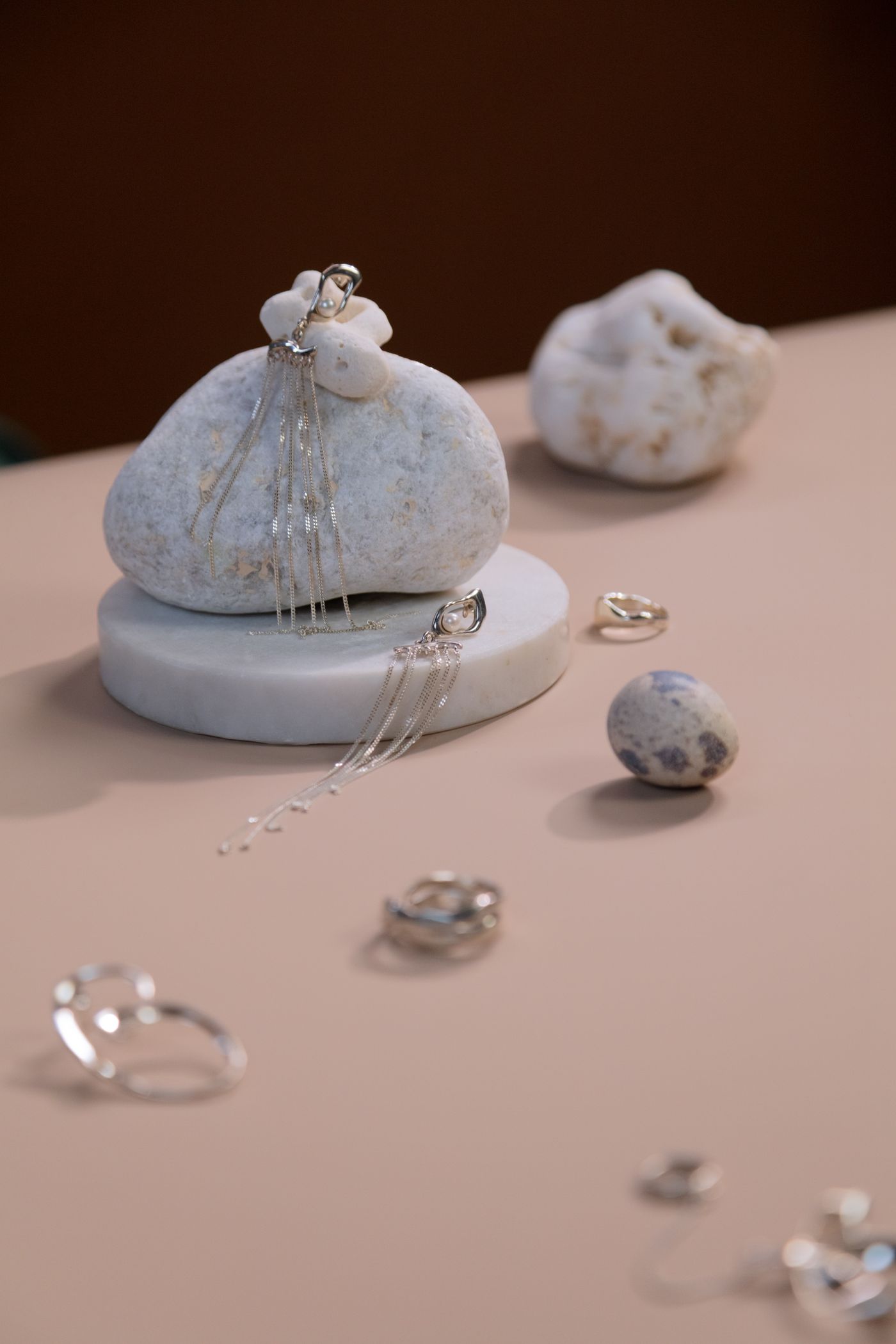 Simple surfaces, soft light, one clear subject — the reliable formula for small shiny things