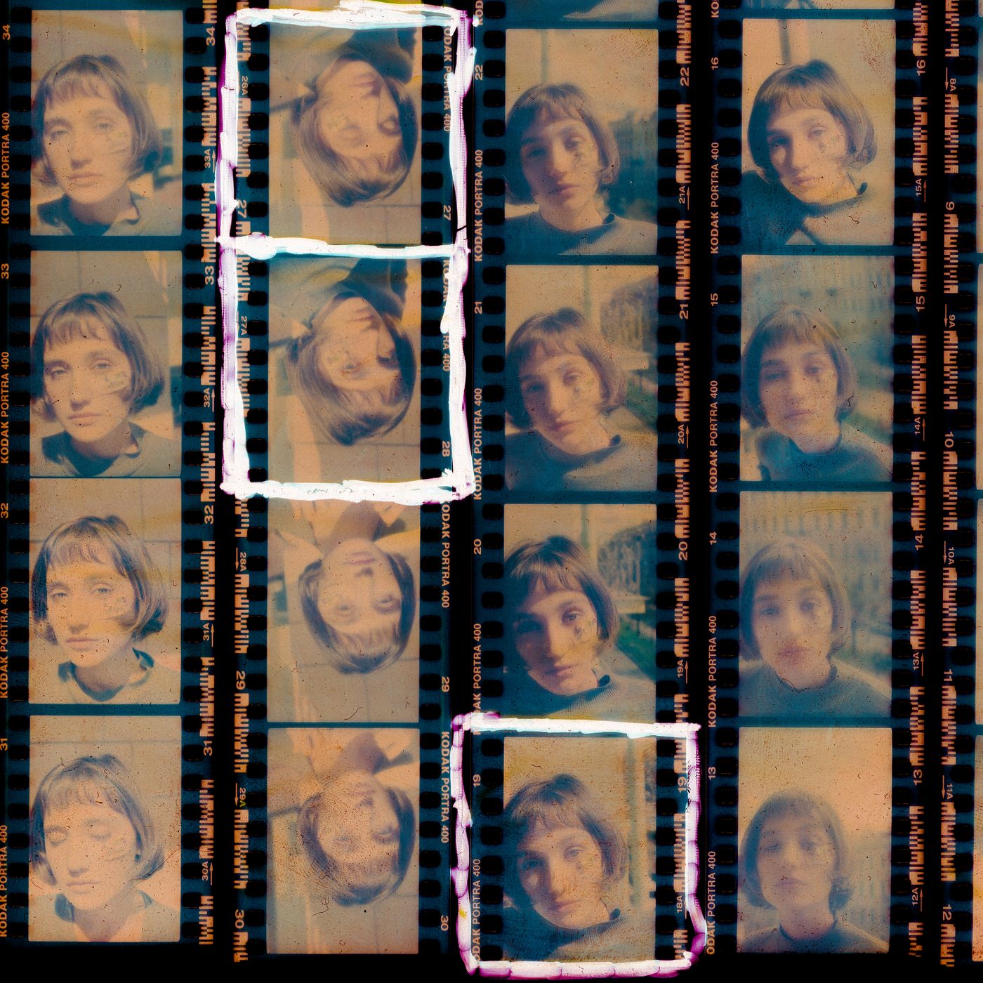 Potongan roll film tertata dalam grid, tiap frame menampilkan potret perempuan yang sama dari satu sesi pemotretan dengan gaya yang seragam