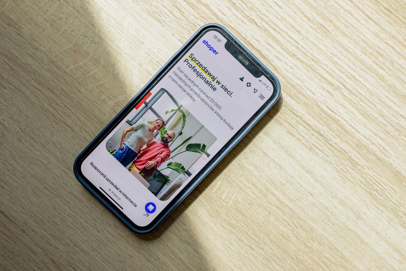 Смартфон лежит на деревянном столе, на экране открыта страница товара в интернет-магазине