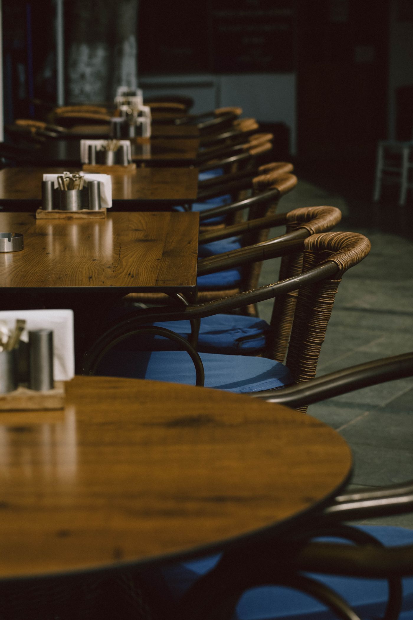 Intérieur de restaurant chaleureux et bien éclairé, tables en bois et banquettes accueillantes, le type de photo d'intérieur qui donne envie de venir